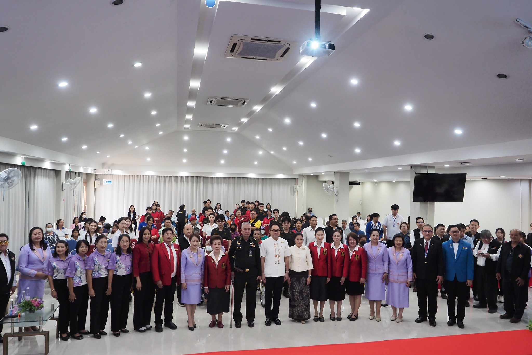 โรงเรียนรพีเลิศวิทยา โดย ดร.วาทิตย์ ตั้งรพีเลิศ ผู้อำนวยการโรงเรียน ร่วมกับภาคีเครือข่าย ได้แก่  1. สภาสังคมสงเคราะห์แห่งประเทศไทย ในพระบรมราชูปถัมภ์ 2. สมาคมคนพิการทางการเคลื่อนไหวสากล 3. มูลนิธิแม่ดีเด่นแห่งชาติเพื่อแม่ทั้งแผ่นดิน ภาค 8 4. ชมรมแม่ดีเด่น