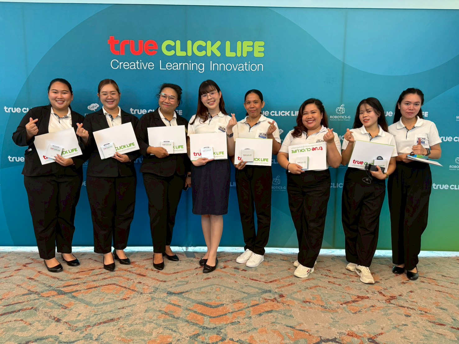คณะผู้บริหารโรงเรียนรพีเลิศวิทยาเห็นถึงความสำคัญของการพัฒนาบุคลากรทุกระดับอย่างสม่ำเสมอ จึงได้สนับสนุนให้คุณครูภาษาอังกฤษและภาษาจีนทั้งไทยและต่างประเทศจำนวน 8 ท่าน ดังนี้ 1. คุณครู ธันย์จุฑา ทศกร 2. คุณครู วัลธิชา ลังการ์พินธ์ 3. คุณครู ธัญญาลักษณ์ พยอม 4